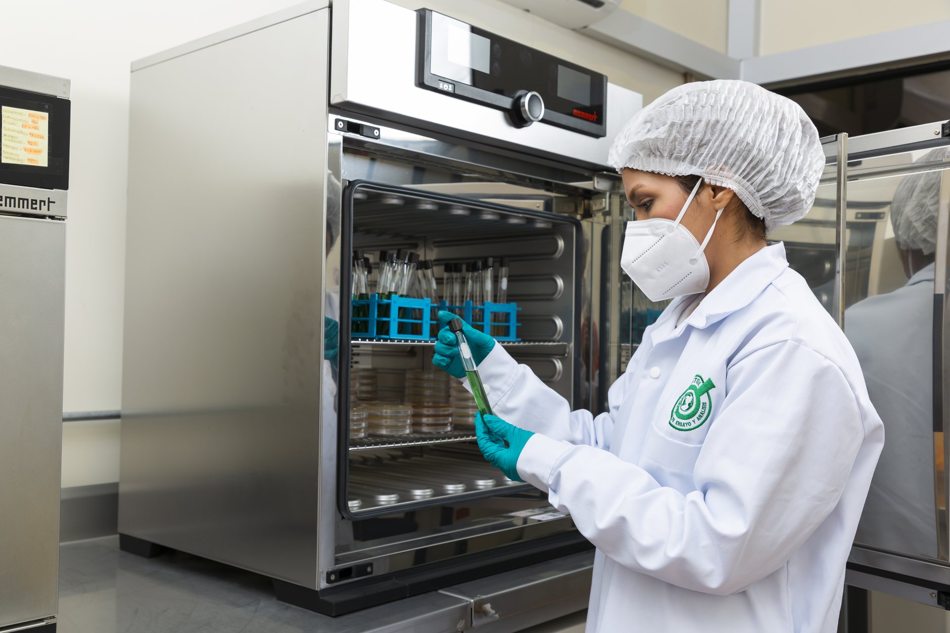 Analista de CETOX LAB revisando cultivos en la incubadora de microbiología