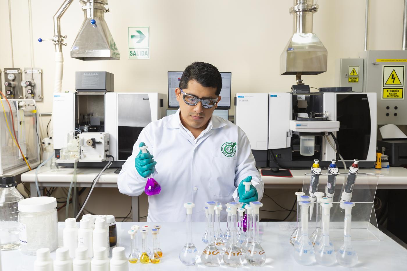 Preparación de muestras en el laboratorio de química de CETOX LAB